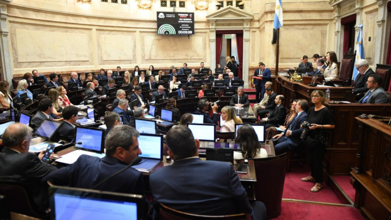 Imagen ilustrativa de un sobre de votación y el Congreso de la Nación Argentina.