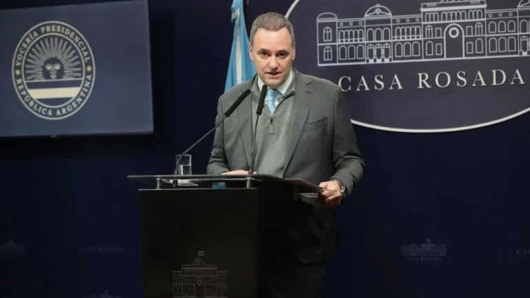 Periodista intentando ingresar a Casa Rosada con paraguas bajo la lluvia