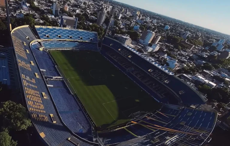 Ilustración de una tarjeta roja y un estadio de fútbol, representando la sanción de restricción.