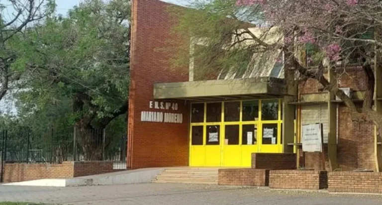 Ilustración genérica de una fachada de escuela o símbolo de justicia.