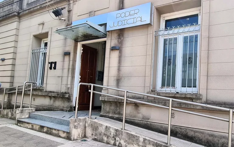 Fachada de escuela en Llambi Campbell donde se halló nota con amenaza de tiroteo