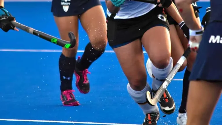 Ilustración genérica de un campo de hockey o símbolos de justicia.