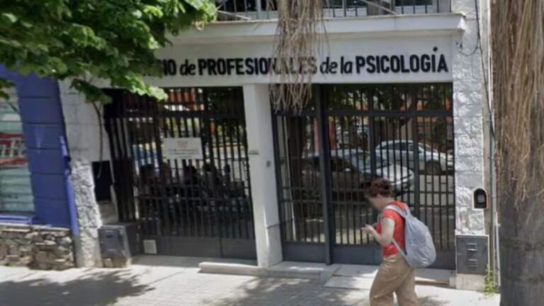 Ilustración de una balanza de la justicia sobre un fondo relacionado con la psicología