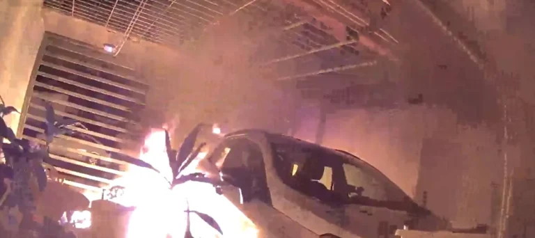 Portón de cochera en edificio de barrio Echesortu, Santa Fe, tras incidente incendiario.