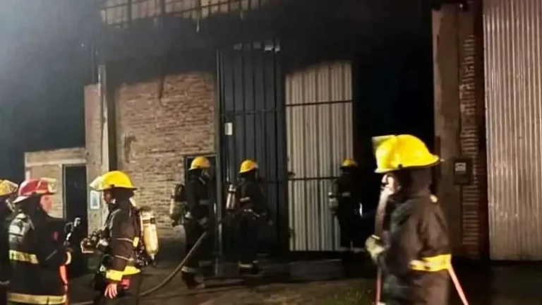 Bomberos trabajando en el control de un incendio en un depósito industrial en Esperanza, Santa Fe.