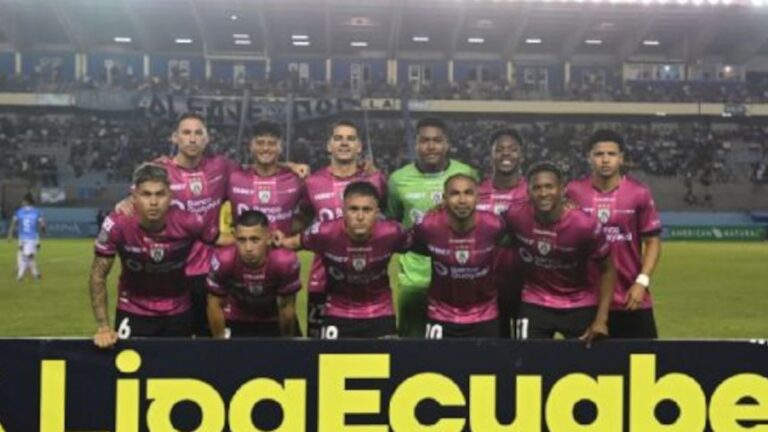Plantel de Independiente del Valle en un entrenamiento previo al partido contra Rosario Central.