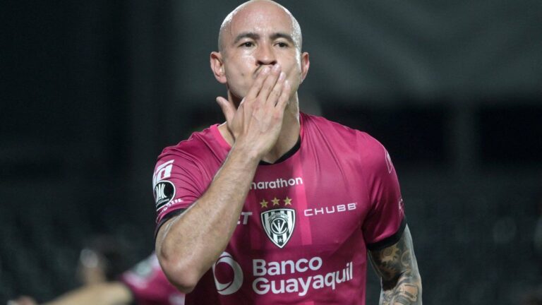 Carlos 'Cocoliso' González celebra un gol de cabeza con Independiente del Valle
