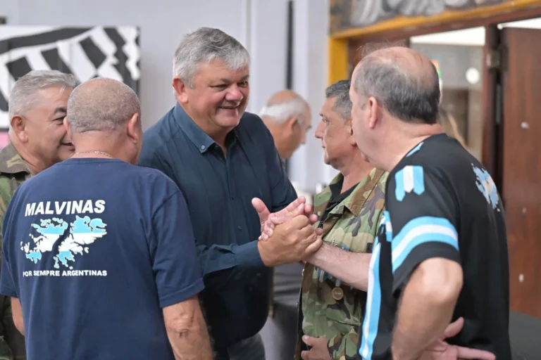 Intendente Alberto Ricci durante el acto del Día del Veterano de Malvinas en la Casa de la Cultura de Santa Fe.
