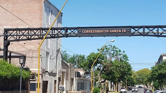 Vista del cervezoducto de la Cervecería Santa Fe, un tubo que transporta cerveza sobre la calle.