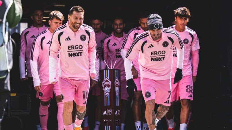 Lionel Messi celebra un gol vistiendo la camiseta de Inter Miami durante el partido ante Colorado Rapids.