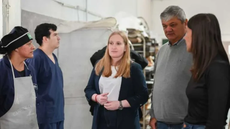 Intendente Alberto Ricci y ministra Victoria Tejeda recorren la unidad productiva textil Arcoíris en Santa Fe