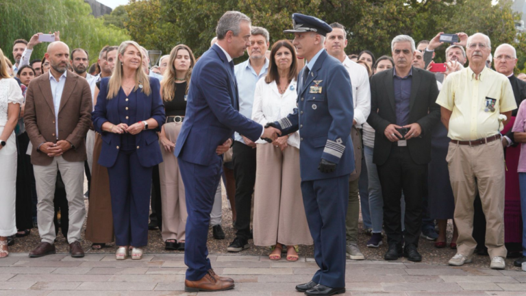 El intendente Pablo Javkin durante su discurso en el acto por el Día del Veterano y de los Caídos en Malvinas, en el monumento del Parque Nacional a la Bandera.