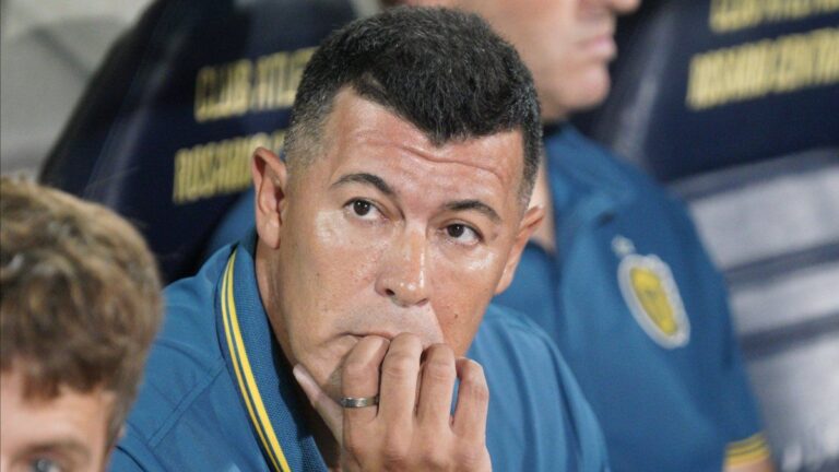 Jorge Almirón durante el partido de Rosario Central ante Universidad Central de Venezuela