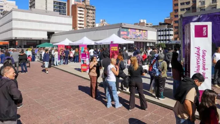Personas en la Plaza Montenegro durante la jornada UNR en Acción con stands de atención médica gratuita