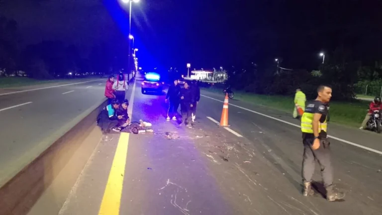 Imagen referencial de autopista con tráfico nocturno