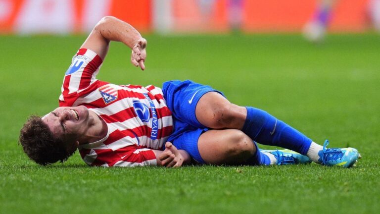 Julián Álvarez sale del campo con gesto de dolor durante el partido Atlético Madrid vs Arsenal
