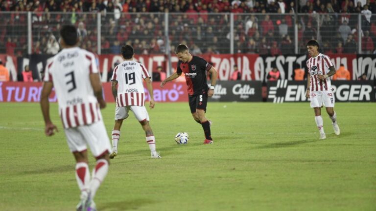 Jugadores juveniles de Newell's Old Boys en el campo de juego