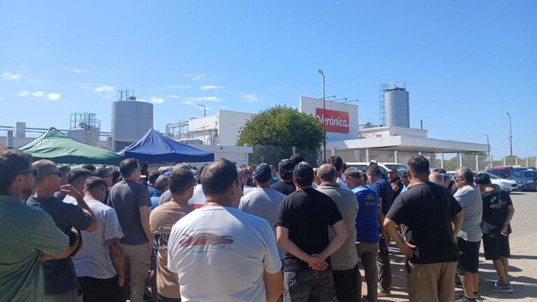 Fachada de una planta industrial láctea o trabajadores en protesta (ilustrativa)