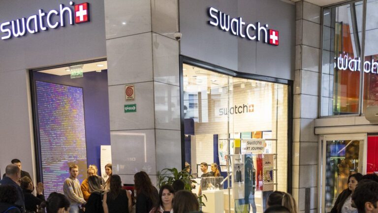 Personas haciendo fila frente a la tienda Swatch en Alto Palermo Shopping durante el lanzamiento de la colección MoonSwatch.