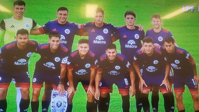Jugadores de Leones FC celebran un gol durante el partido contra Cambaceres en Ensenada.