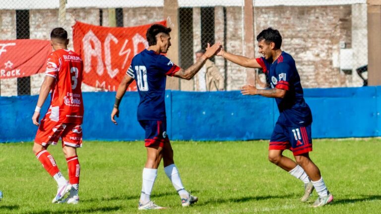 Jugadores de Leones FC celebran un gol durante el partido contra Muñiz en General Rodríguez.