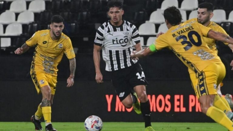 Jugadores de Libertad de Paraguay en un partido de fútbol.