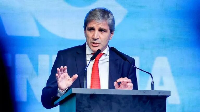 El ministro de Economía Luis Caputo durante su exposición en la Bolsa de Comercio de Rosario.