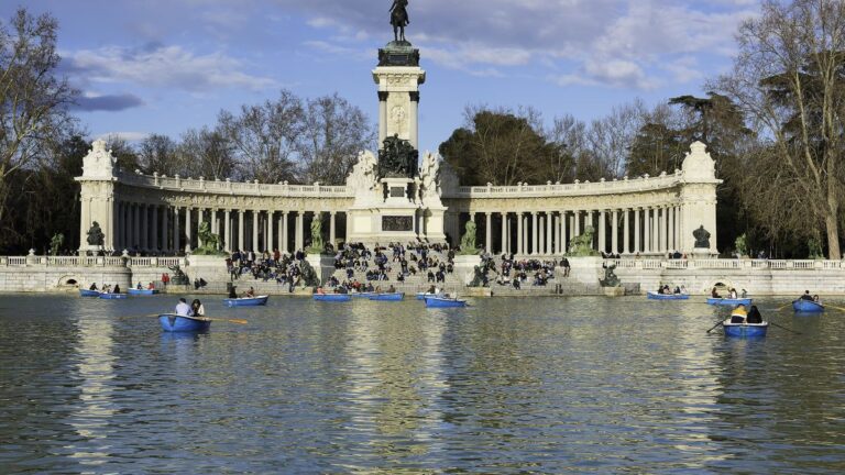 Vista aérea de un parque y zona peatonal en Madrid, con árboles y personas caminando.