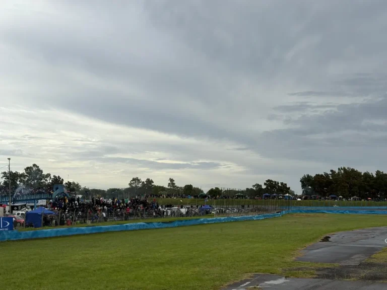 Multitud en las tribunas del Autódromo Juan Manuel Fangio de Rosario durante una carrera del Turismo Nacional.