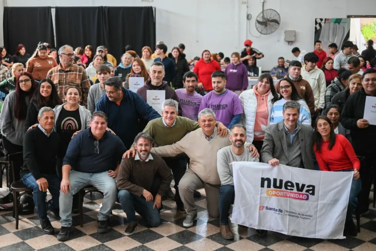 Autoridades y representantes de instituciones en la presentación del programa Nueva Oportunidad en Villa Gobernador Gálvez