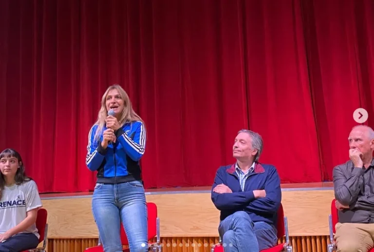 Máximo Kirchner y Carlos De Grandis en el Teatro Municipal de Puerto General San Martín