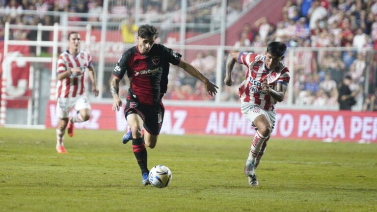 Walter Mazzantti, delantero de Newell's Old Boys, durante el partido frente a Unión en Santa Fe.