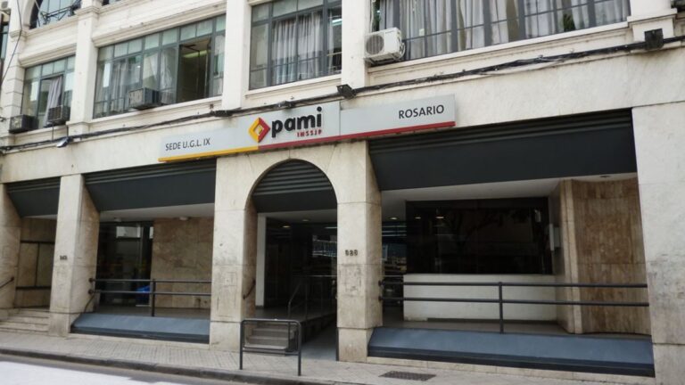 Médica en consultorio analizando documentos, en referencia al paro de profesionales del PAMI en Santa Fe.