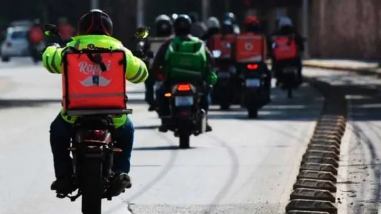 Repartidor en moto con mochila de delivery en la ciudad de Rosario