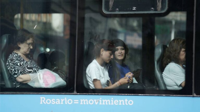Colectivo urbano circulando por una calle de la ciudad de Rosario, Santa Fe.
