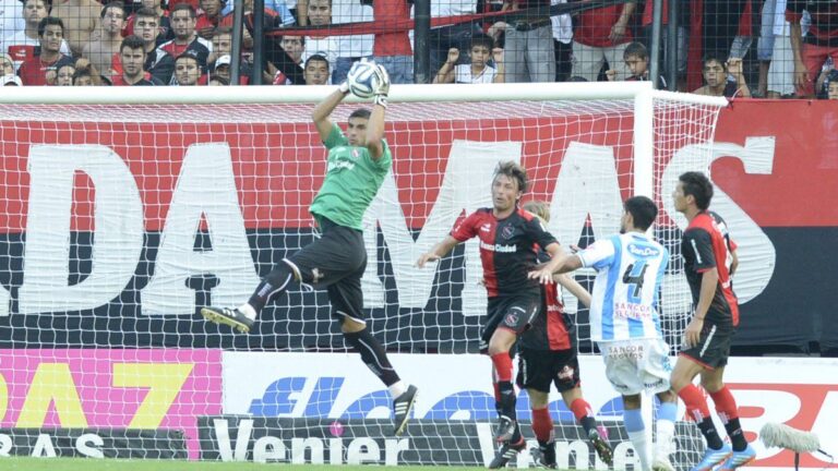 Nahuel Guzmán, arquero de Tigres, atajando en un partido.
