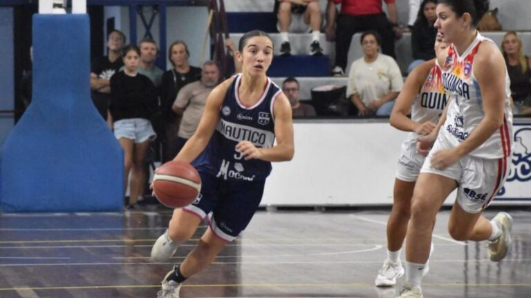 Jugadoras de Náutico Avellaneda en partido de la Liga Nacional de básquet femenino.