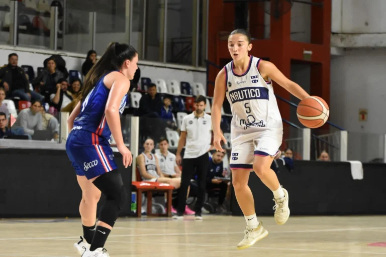 Jugadoras de Náutico en acción durante un partido de la Liga Femenina de básquet.