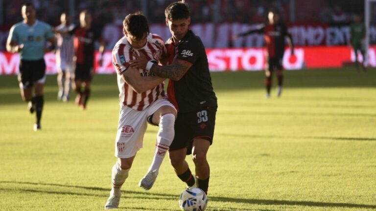 Vista del campo de juego del Estadio Coloso del Parque durante el partido Newell's vs Instituto