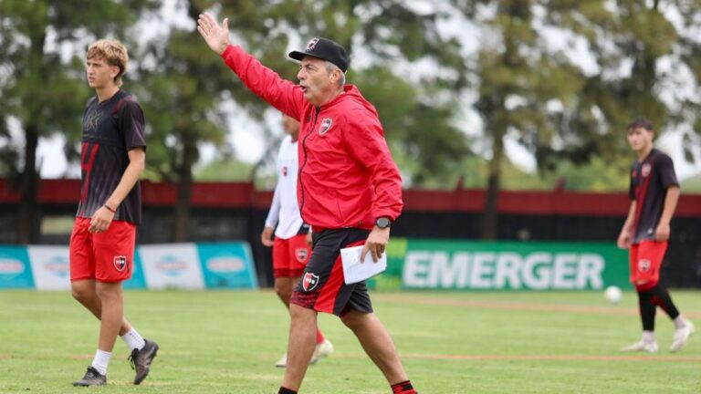Frank Kudelka, entrenador de Newell's, durante un partido en el Coloso