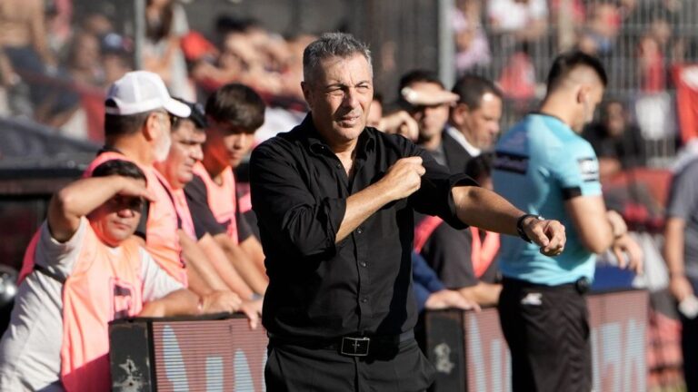 Frank Kudelka dirige entrenamiento de Newell's