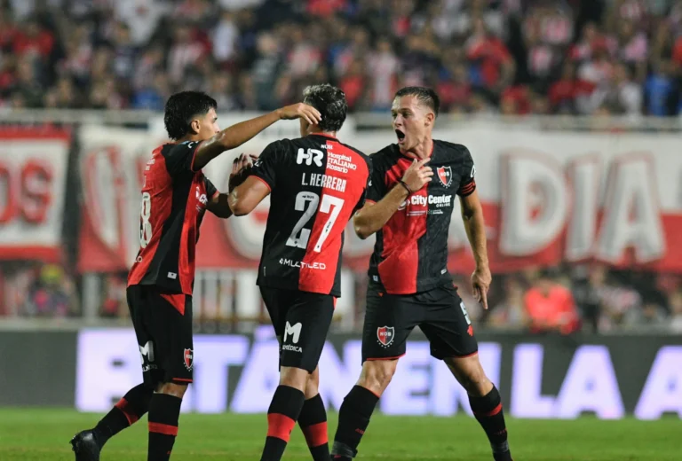 Jugadores de Newell's Old Boys celebrando un gol en el Estadio Marcelo Bielsa.