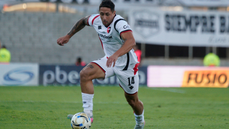 Jugadores de Newell's Old Boys entrenando en el predio de Roca