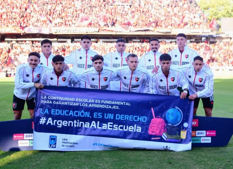 Jugadores de Newell's Old Boys en el campo de juego