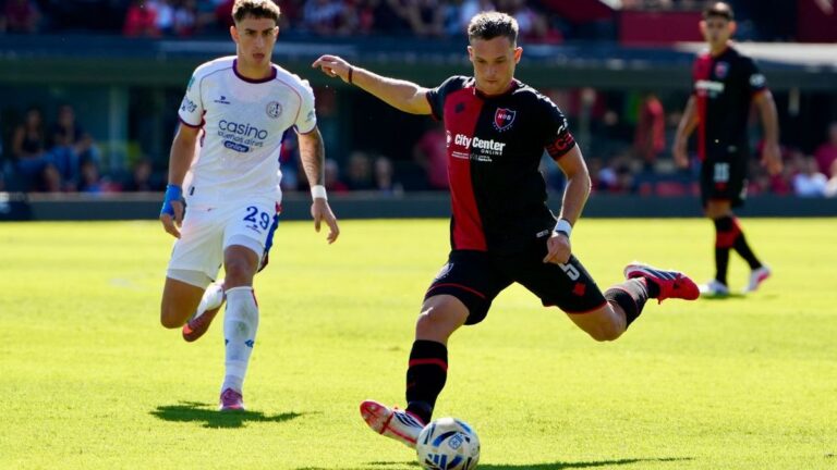 Los jugadores Facundo Guch, Lucas Reggiardo y Jerónimo Russo, de Newell's Old Boys.