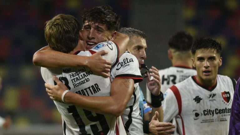Delanteros de Newell's Old Boys celebrando un gol en partido del Apertura.