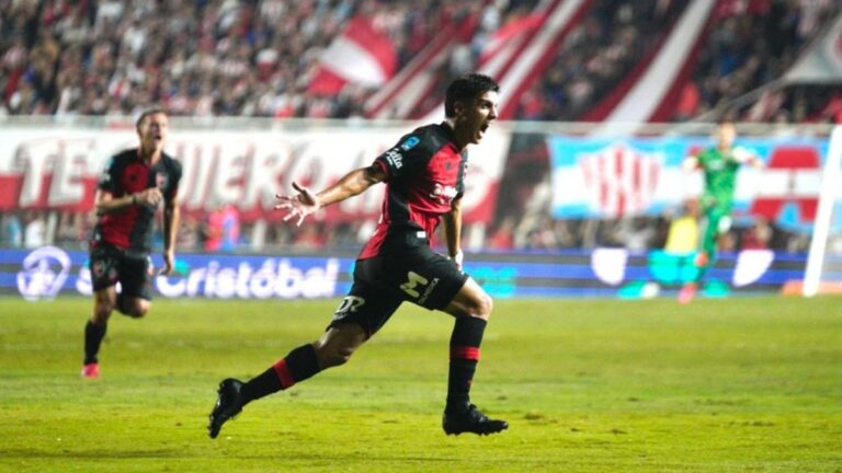 Jugadores de Newell's y Unión disputando un balón en el estadio 15 de Abril de Santa Fe.