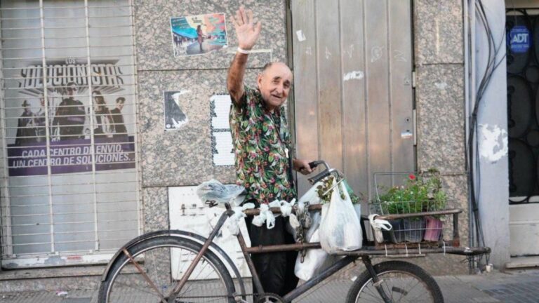 Nino Espinoza, conocido como Nino Plantines, con su bicicleta cargada de plantas en una calle de Rosario.