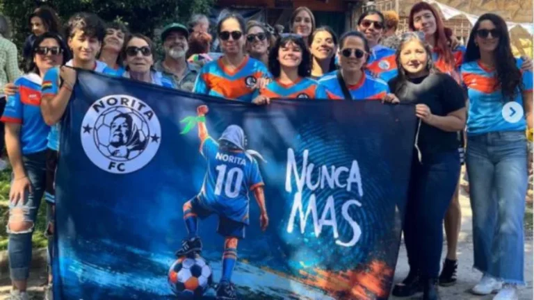 Integrantes de Norita Fútbol Club posando con su camiseta celeste y naranja en un campo de juego.