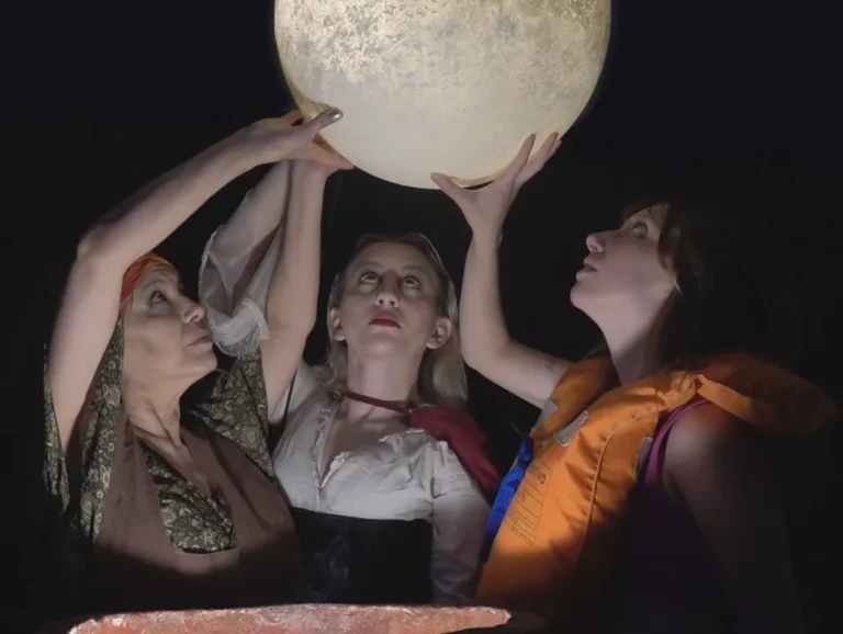 Cartel o escena de la obra de teatro 'Aquelarre en el humedal' en Santa Fe.